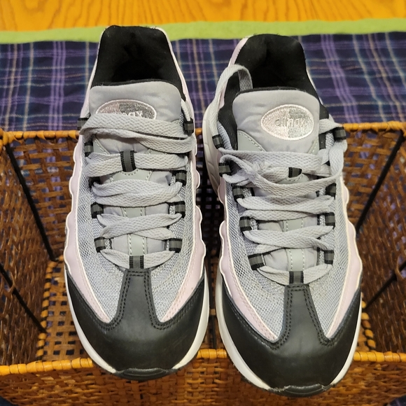 ❌️SOLD❌️ Girls Nike Air Max 95s Lilac, Grey, and Black Size 3 Youth - Picture 6 of 16